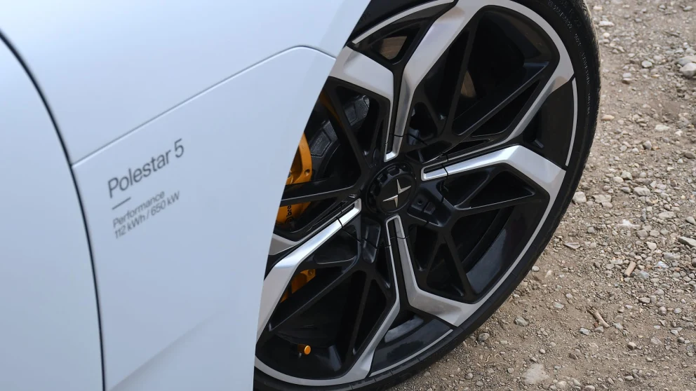 Polestar 5: Komfortabel langtur-GT som kan trekke henger, men har lite bagasjerom