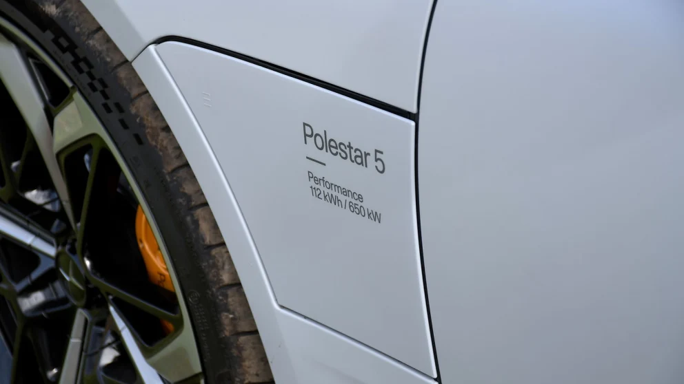 Polestar 5: Komfortabel langtur-GT som kan trekke henger, men har lite bagasjerom