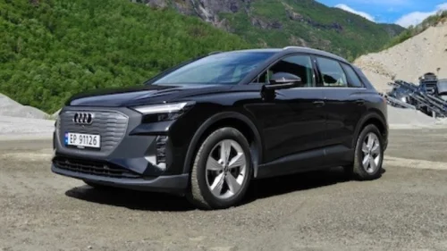 AUDI Q4 45 e-tron 45 quattro Edition Plus (K)