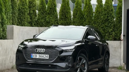 AUDI Q4 50 E TRON 50/SLINE/BLACK/MMiPLUSS/KAMERA/AMBIENTE/DYNAMISK/SONOS