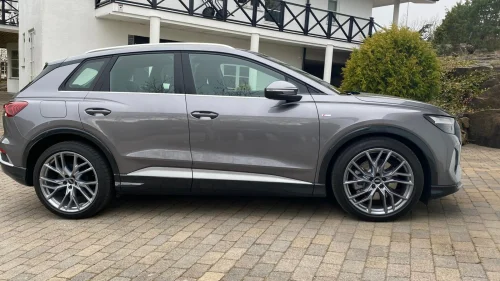 AUDI Q4 50 E TRON 50 Quattro S-Line // 21", Skinn, Pano, Krok, Business+