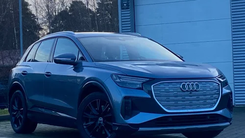 AUDI Q4 50 E TRON 50 / 4x4 / LED-MATRIX / PANORAMA / SKINN / KROK