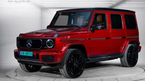 MERCEDES-BENZ G 580 Med ALT utstyr, i den exclusive fargen Hyacinth Red