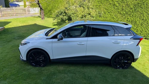 MG MG4 Electric Strøken Luxury, 19'' s.hjul, lyst interiør, sort tak
