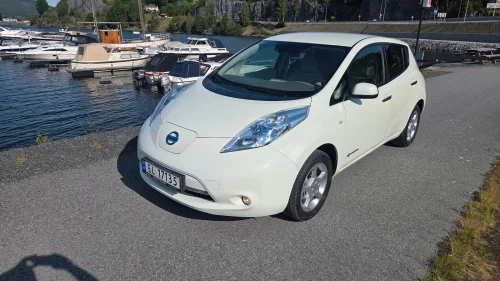 NISSAN LEAF