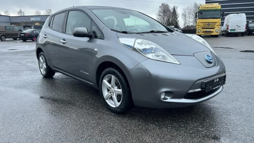 NISSAN LEAF 24kW Tekna-Skinn-Varmepumpe-Navi-Kamera-Ny EU-Nye dekk