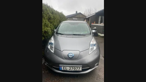 NISSAN LEAF Med 12/12 streker på batteriet.