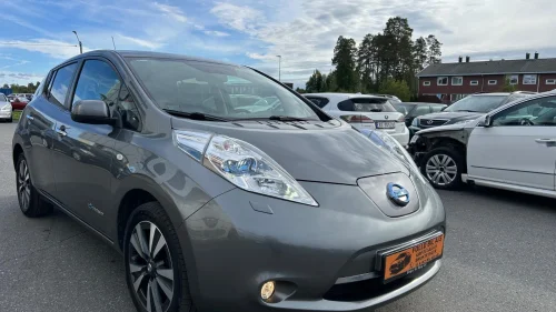 NISSAN LEAF 30kWh 30kWH EU GODKJENT FRAM TIL 10/2027 SERVICE HEFTE SKINN