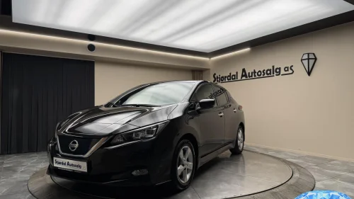 NISSAN LEAF 40kWh 40kWh Launch Edition ACC 360-kamera DAB Rattvarme