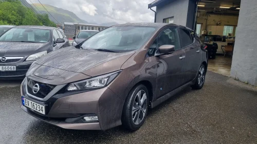 NISSAN LEAF 40kWh Leaf Tekna-233 km pr lading-Eu Mars 2026-40 kw/t-Aut