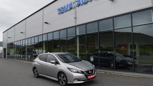 NISSAN LEAF 40kWh N-Connecta. 1 eier. lav km. Som ny.  Ny bil garanti.