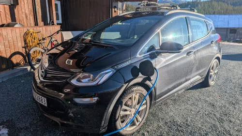 OPEL Ampera-e Kan få med thule takstativ. Ladekabler medfølger.