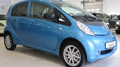 PEUGEOT iOn El God stand