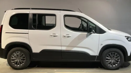 PEUGEOT e-Rifter . En nyere bil enn Partner, med baksete og skyvedører