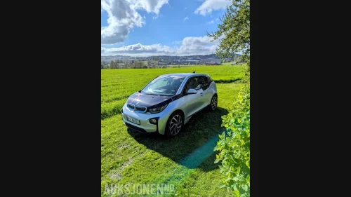 BMW i3 adaptiv cruisekontroll ryggekamera kupevarmer navigasjo