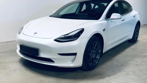 TESLA Model 3 SR - SKINN - AUTOPILOT - Hengerfeste