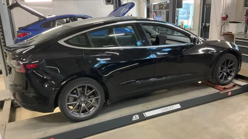 TESLA Model 3 AWD Longrange 560km Autopilot Pano 360 Kam H.Feste
