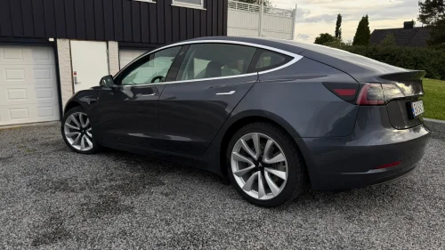 TESLA Model 3 Long Range AWD - Autopilot - 560km