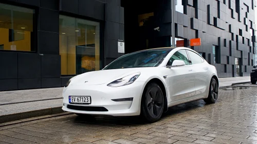 TESLA Model 3 Long Range AWD /  Ny-EU / Hengerfeste / 1 eier ++