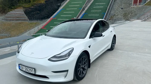 TESLA Model 3 Long Range, AWD, FSD, premium, lav km-stand!