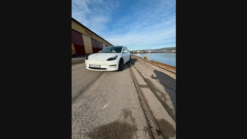 TESLA Model 3 Long Range AWD, 19’’ sport felger, FSD, hvite seter