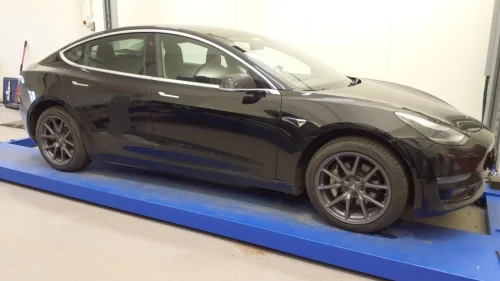 TESLA Model 3 AWD Longrange 560km Autopilot Pano 360 Kam H.Feste