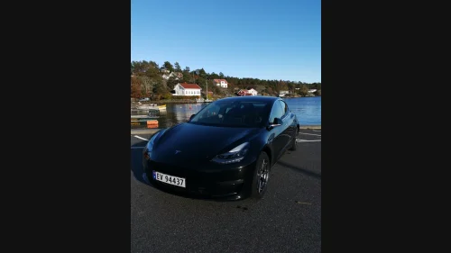 TESLA Model 3 Long Range AWD med avtagbart hengerfeste.