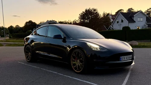 TESLA Model 3 Performance/Påkostet/Chromedelete/Senk/20"X2/Pano