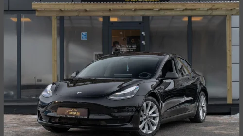 TESLA Model 3 Long Range/AWD/SKINN/PANO/KAMERA