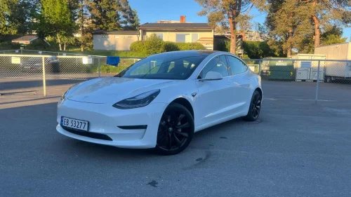 TESLA Model 3 LONG RANGE / NY EU 05.28 / 4X4 / PREMIUM LYD /AUTOPILOT
