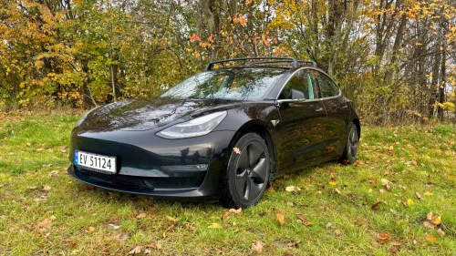 TESLA Model 3 Long Range AWD Solid Black Premium-interiør