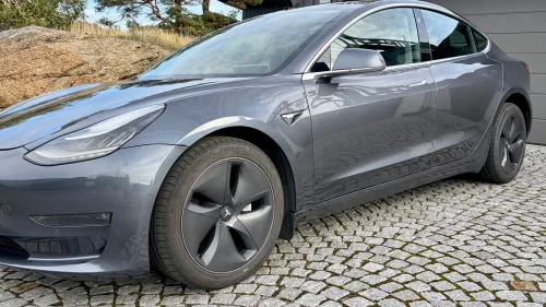 TESLA Model 3 1 EIER / AWD / HENGERFESTE / 8 DEKK FRA 2024 / EU 2028