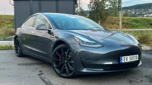 TESLA Model 3 PERFORMANCE / NYE BREMSER / EU 03.27 / PREMIUM LYD