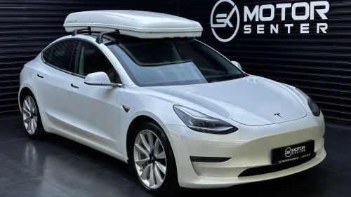 TESLA Model 3 LONG RANGE 560KM, 4WD, AP, SKINN, H.FESTE, EU 03/2027++