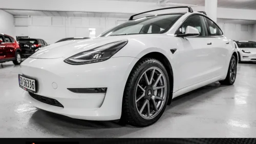 TESLA Model 3 Long Range AWD Premium 614km Pano Varme++ Garanti