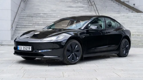 TESLA Model 3 Long Range / Autopilot / Hengerfeste / Premium