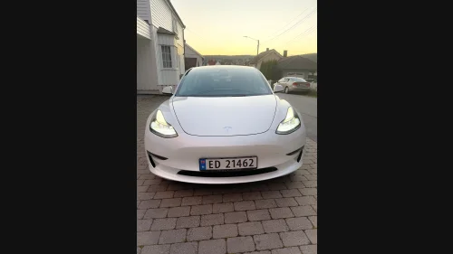 TESLA Model 3 Long Range AWD – Strøken og med garanti til sept 2026