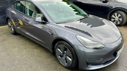TESLA Model 3 Long Range AWD, NY Frontrute etter steinsprang