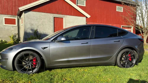 TESLA Model 3 Performance med mye utstyr