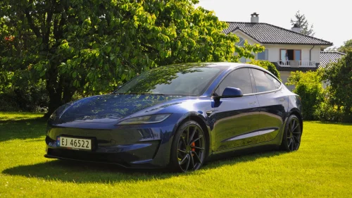 TESLA Model 3 Performance AWD, 20“ S+V, Hengerfeste