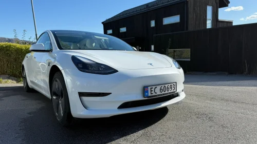 TESLA Model 3 Standard Range Plus / Hvit interiør