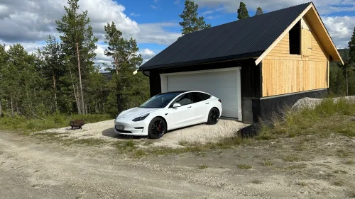 TESLA Model 3 Standard Range Plus RWD. Facelift, hengerfeste.