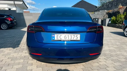 TESLA Model 3 SR+ RWD etter facelift uten Tesla-logoer