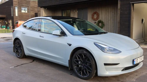 TESLA Model 3 SR+ (foliert, sorte felger sommer & vinter)