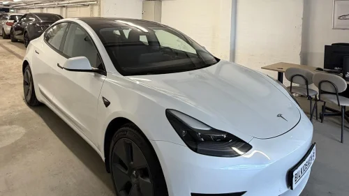 TESLA Model 3 SR + 448km /Autopilot / V.Pumpe/ H.Feste /12m.Garanti!!