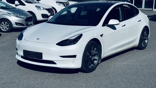 TESLA Model 3 SR I WLTP 448 KM I Hengerfeste I Varme i ratt I