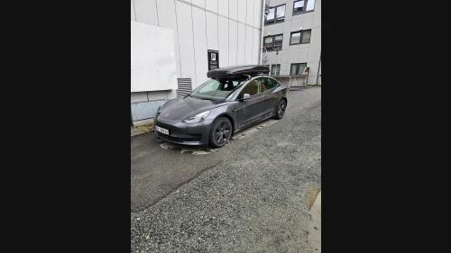 TESLA Model 3 Standard Range Plus med hengerfeste og vintermatter
