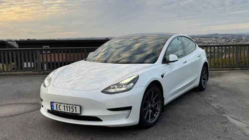 TESLA Model 3 SR+ RWD, hengerfeste og nybilgaranti til juni 2026