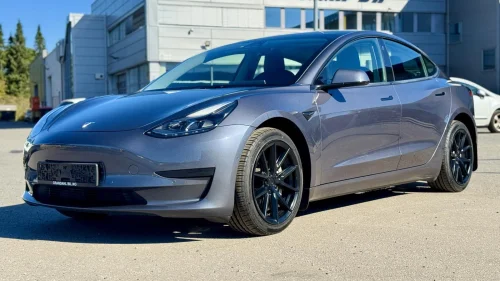 TESLA Model 3 SR + I Varme i ratt I Varmepumpe I Skinn I Nye dekk