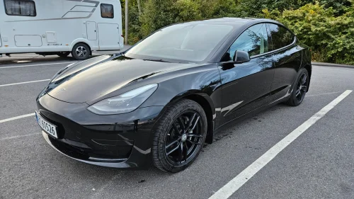 TESLA Model 3 SR+